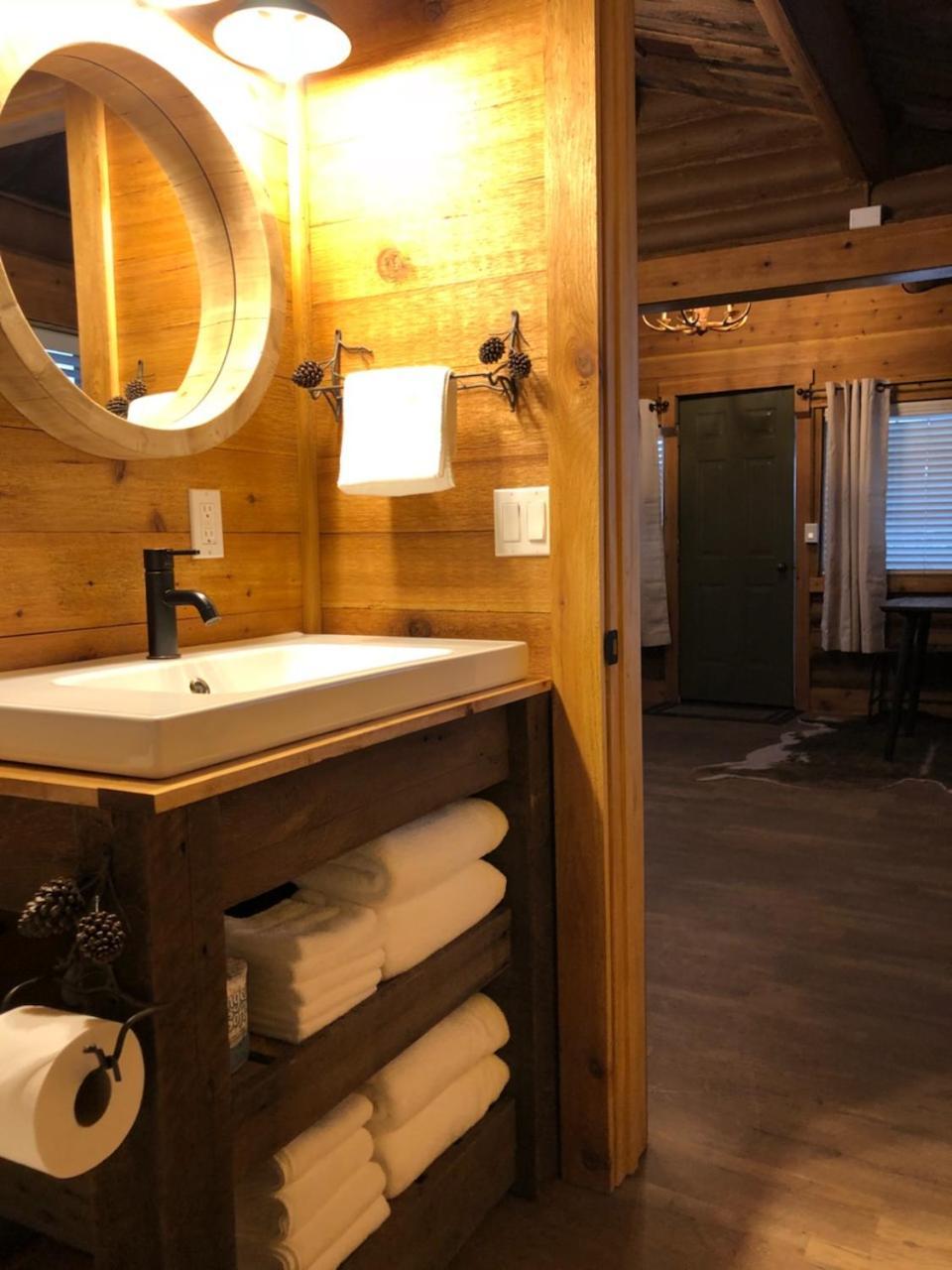 ווסט ילוסטון Elkhorn Cabins And Inn חדר תמונה