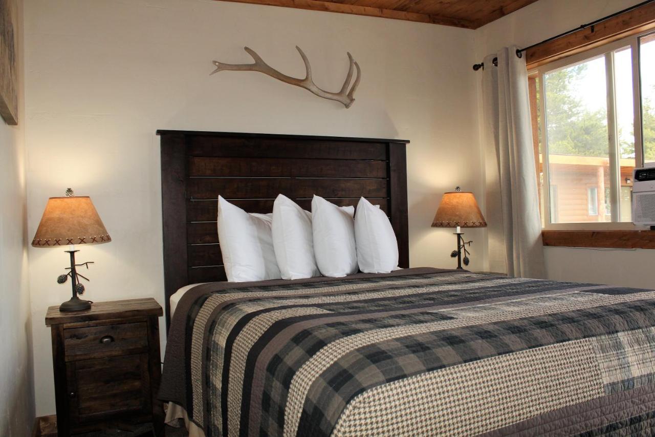 ווסט ילוסטון Elkhorn Cabins And Inn מראה חיצוני תמונה